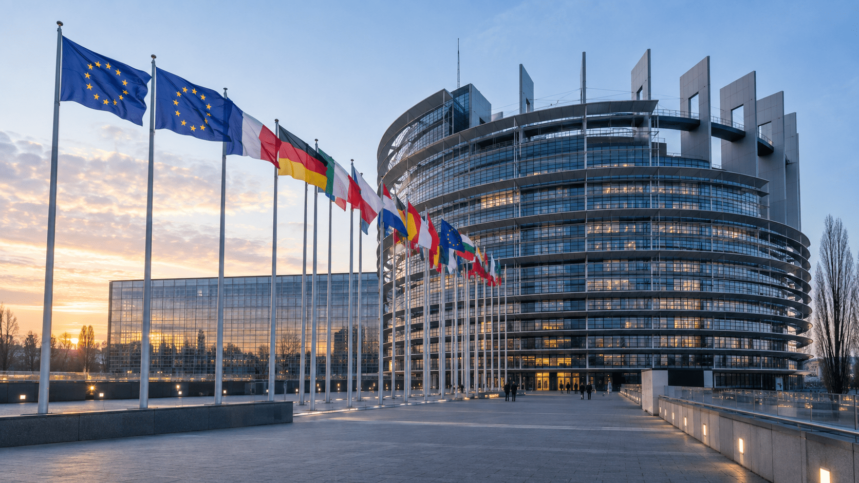 Europäisches Parlament in Straßburg mit EU-Flaggen vor der Plenarwoche